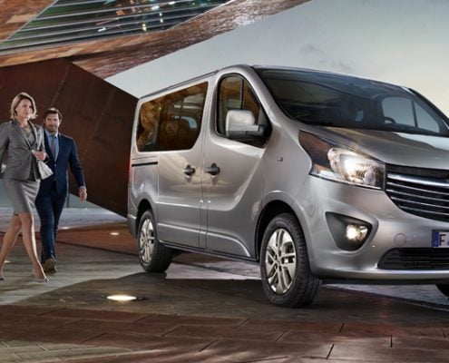Opel Vivaro és una furgoneta de 9 places pensada per transportar persones i equipatge. Completament equipada.