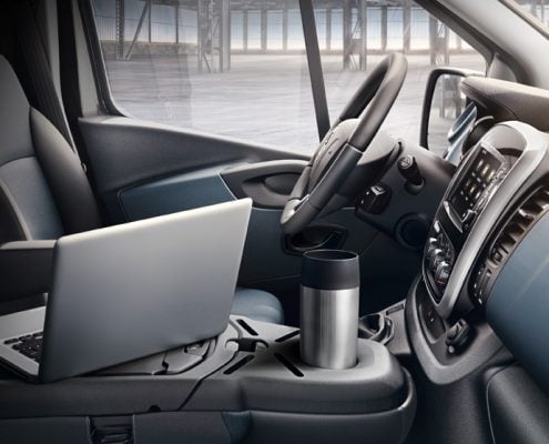 Opel Vivaro és una furgoneta de 9 places pensada per transportar persones i equipatge.